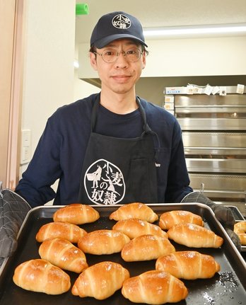 新聞販売業との相乗効果を見込み、パン屋を開業した大成圭二所長＝松江市西川津町、小麦の奴隷松江橋北店