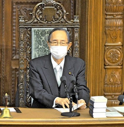 衆院議長に就任し、議事を進行する細田博之氏＝２０２１年１１月１０月、衆院本会議場