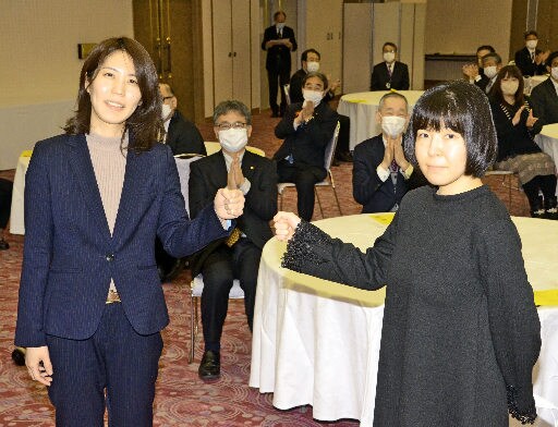 挑戦者の伊藤沙恵女流三段と健闘を誓う里見香奈女流五冠（左）＝出雲市塩冶有原町２丁目、ニューウェルシティ出雲