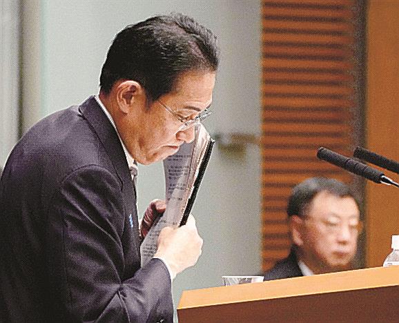 臨時国会閉会に際した記者会見を終え、引き揚げる岸田文雄首相。右は松野博一前官房長官＝１３日午後、首相官邸