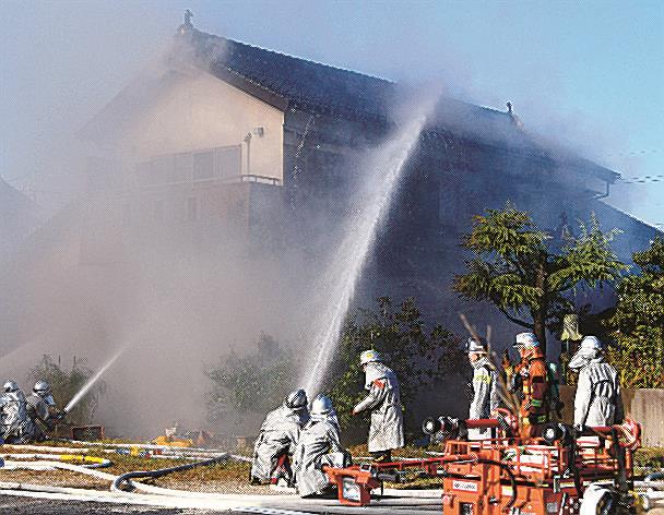 煙を上げて燃える民家＝８日午後２時５８分、米子市富益町