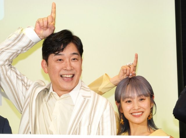 ラブラブっぷりを披露した(左から)あべこうじ、高橋愛 (C)ORICON NewS inc.