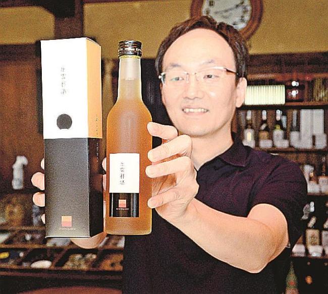 西条柿を使用した出雲柿酒＝出雲市平田町
