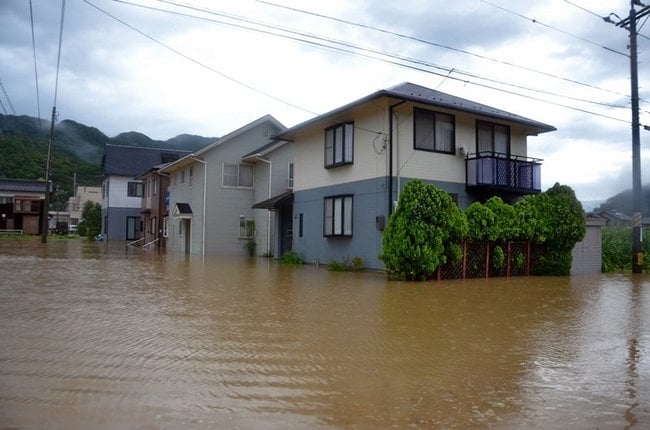 浸水被害が出た店舗など＝１３日午前１１時２６分、鳥取市福部町内