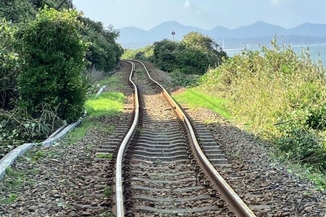 亀裂が入ってゆがんだJR山陰線の線路=3日撮影、益田市遠田町(JR西日本提供)
