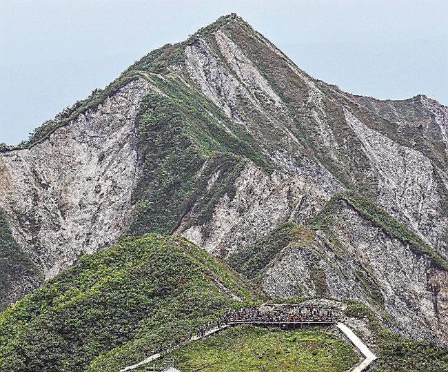 夏山開きが行われ、登山者らでにぎわう大山の山頂付近＝６月４日、共同通信社ヘリから