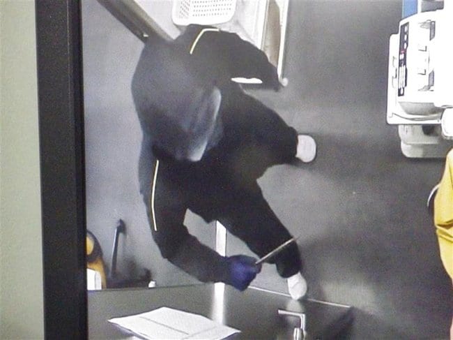 鳥取県警が公開した犯人とみられる男の画像