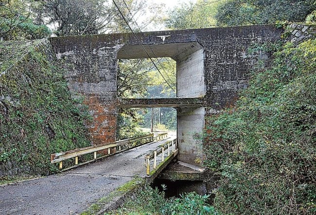選奨土木遺産に認定された志谷川橋梁＝島根県川本町因原