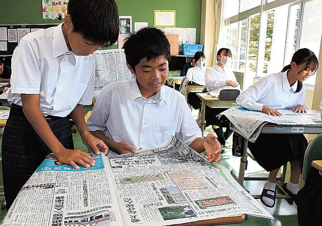 新聞を広げ、紙面の構成について学ぶ生徒たち∥益田市横田町、横田中学校