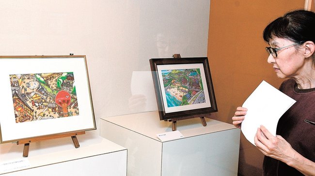 重谷一甫さんの作品に見入る来館者＝出雲市平田町、平田本陣記念館