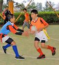 「将来は幼稚園の先生になり、園児にもラグビーの楽しさを教えたい」と夢見る松江ラグビースクール主将の角澄大君（右）＝松江市総合運動公園フットボール練習場