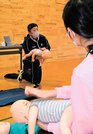 
          
乳児が異物を詰まらせた場合の対応を指導する岩谷ゆかりさん＝松江市法吉町
        