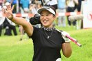 観客に手を振る鬼頭さくら＝2日、大山平原ゴルフクラブ