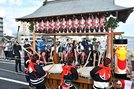 息の合ったばちさばきを見せる、鼕行列の参加者＝松江市、松江大橋