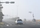 霧がかかった国道９号＝１９日午前９時４３分、松江市嫁島町（小引久実撮影、画像の一部を加工しています）