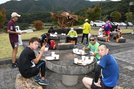 外でおろちループ周辺の風景を楽しみながら昼食をとる参加者