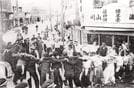 松江大橋北詰での街頭ストーム＝１９４２年４月２９日撮影（島根大提供）