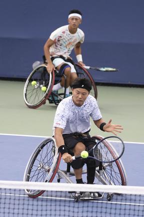 車いすの部男子ダブルス準決勝でプレーする小田凱人（奥）、三木拓也組＝ニューヨーク（共同）