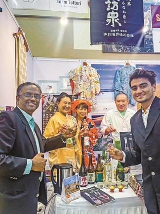 インド・ムンバイで鳥取県の日本酒や文化をＰＲする県関係者（左から２番目）ら＝２０２３年１月（ＡＮＡムンバイ支店提供）
