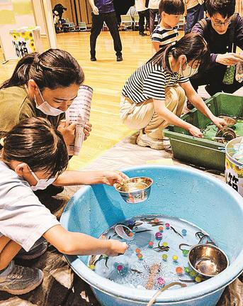 「ドジョウすくい」を楽しむ来場者＝安来市飯島町、アルテピア