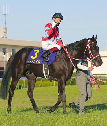 昨年の菊花賞を制したコントレイルと福永祐一騎手＝京都競馬場