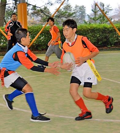 「将来は幼稚園の先生になり、園児にもラグビーの楽しさを教えたい」と夢見る松江ラグビースクール主将の角澄大君（右）＝松江市総合運動公園フットボール練習場
