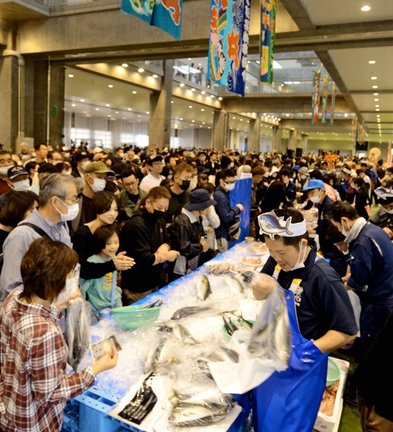 鮮魚などを買い求める来場者でにぎわう会場＝境港市昭和町、県営境港水産物地方卸売市場２号上屋