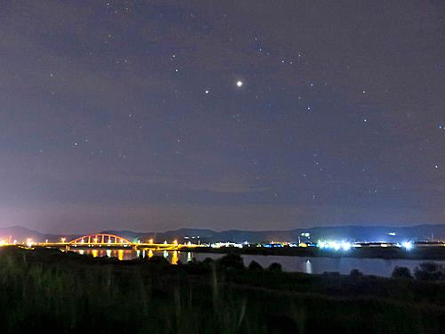 南東の空の木星（右）と土星＝６月２６日、出（いず）雲（も）市古（こ）志（し）町で撮影（さつえい）