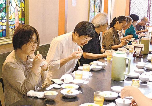 マコモタケを使った料理を楽しむ参加者＝松江市末次本町、パパ厨房