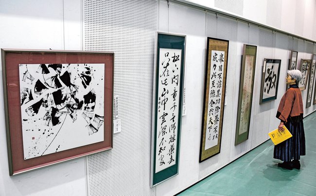 益田書道展の作品を鑑賞する来場者＝益田市有明町、島根県芸術文化センター・グラントワ