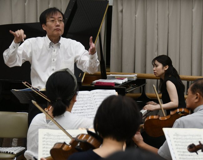 １０月６日の本番に向け、なかうみ交響楽団とのリハーサルに臨むピアニストの原沙綾さん＝松江市西津田６丁目、さんびる文化センタープラバホール