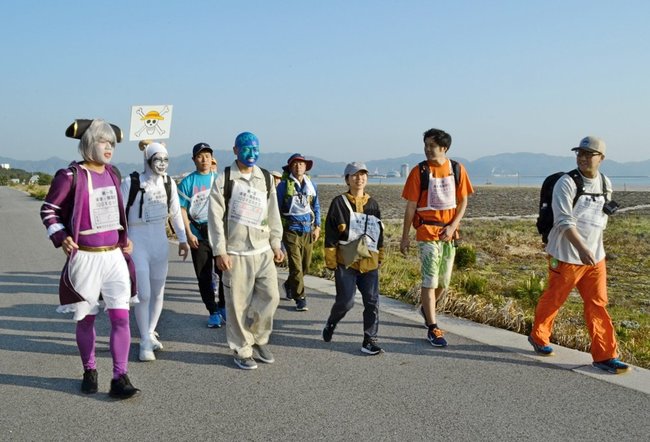 ゴールの鳥取砂丘を目指して歩く参加者＝境港市佐斐神町