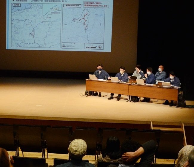 事業計画を説明するジャパン・リニューアブル・エナジーの担当者ら＝安来市飯島町、アルテピア