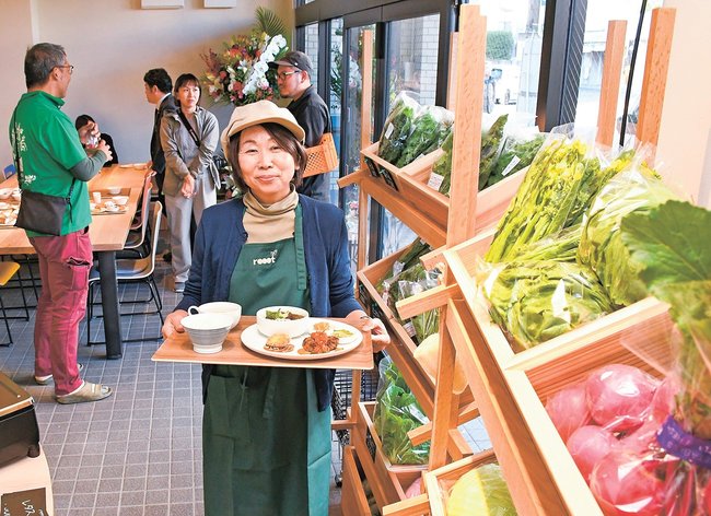 「八百屋カフェ」をオープンした岡田さつきさん＝松江市白潟本町、しらかたＢＡＳＥ