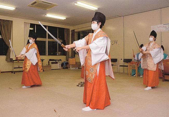 本番に向けて練習に励む生徒たち＝雲南市大東町南村、海潮中学校