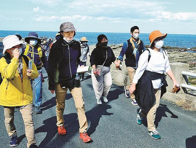 小伊津海岸の洗濯岩周辺を歩く参加者＝出雲市小伊津町