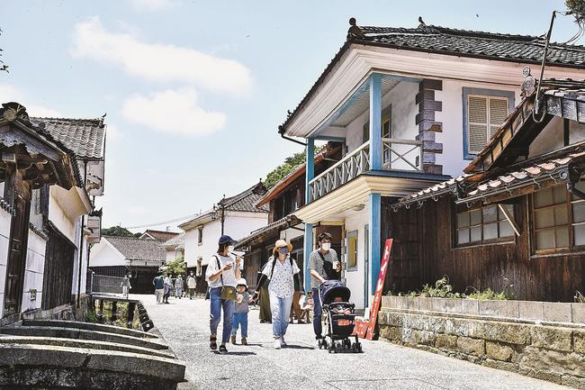古い街並みが残る江津本町地区を歩く来場者＝江津市江津町
