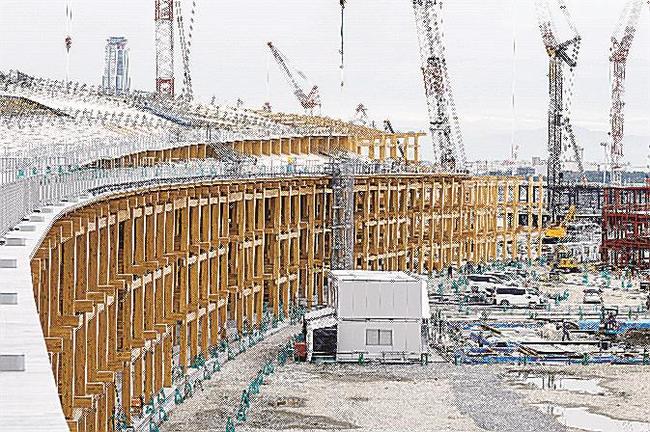 建設が進む大阪・関西万博の巨大屋根「リング」＝８日、大阪市の夢洲