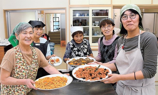 出来上がった料理を披露する参加者＝島根県飯南町井戸谷、谷笑学校