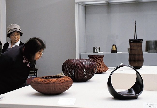 木竹工や金工の作品を鑑賞する来場者＝松江市袖師町、島根県立美術館