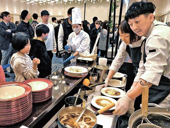 自慢の料理を来場者に提供する料理人（右）＝松江市千鳥町、ホテル一畑