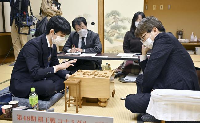 将棋の第４８期棋王戦コナミグループ杯敗者復活戦決勝で、羽生善治九段（右）