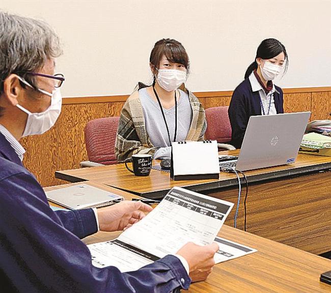 新型コロナウイルスワクチンの３回目の接種について協議する鳥取県日野町の職員。雪深い地域では足元の安全など懸案が多い＝日野町根雨、町役場