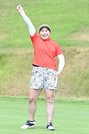 プレーオフで優勝を決め、ガッツポーズを決める桑山紗月＝大山平原ゴルフクラブ