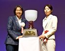 第３１期倉敷藤花戦の就位式で、伊東香織倉敷市長から優勝カップを受け取る里見香奈倉敷藤花（右）＝岡山県倉敷市、倉敷市芸文館