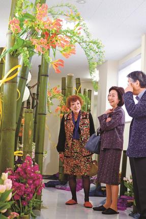 「結～むすぶ～」をテーマにした作品の前でくつろぐ来場者ら＝境港市渡町、海産物のきむらや