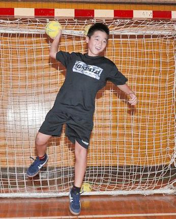 パスキャッチの練習に励む浜口大君＝境港市中野町、市民第二体育館