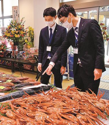 水産物を品定めする関係者＝鳥取県琴浦町別所、物産館ことうら