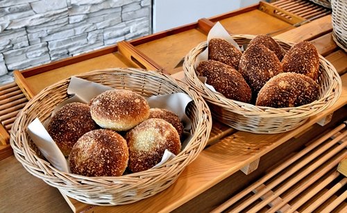冷凍品で全国発送を始めたサバカレーパン（左）とセット販売するカレーパン
