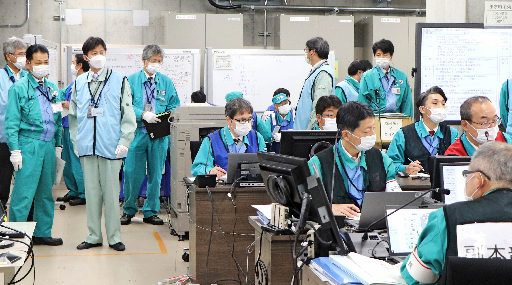 緊急時対策所で防災訓練を視察する上定昭仁市長（左から３人目）＝松江市鹿島町片句、中国電力島根原発（代表撮影）